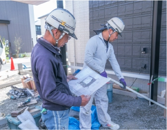 スピード対応と2人体制を示す打ち合わせの様子