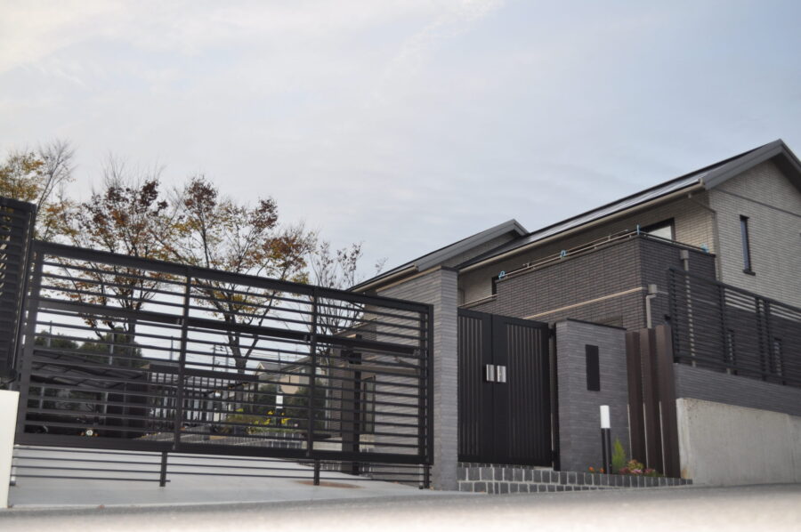 上質なクローズ外構と高級感あるバイク空間の施工事例