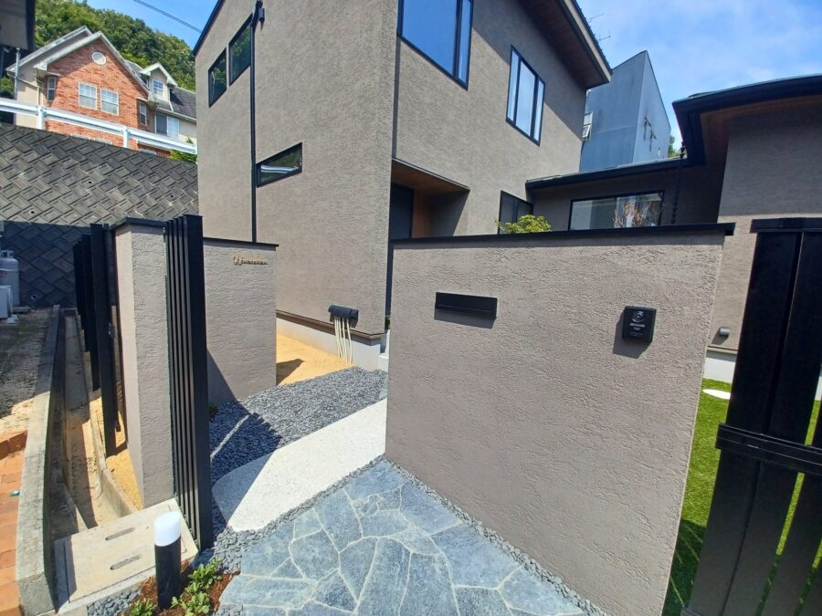 木調カーポートとタイル門柱が魅せるラグジュアリーファサードの施工事例